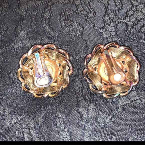 Vintage CHANEL 1970s Camellia Gold-Tone Weaved Leather & Chain Clip-On Earrings - Picture 4 of 8